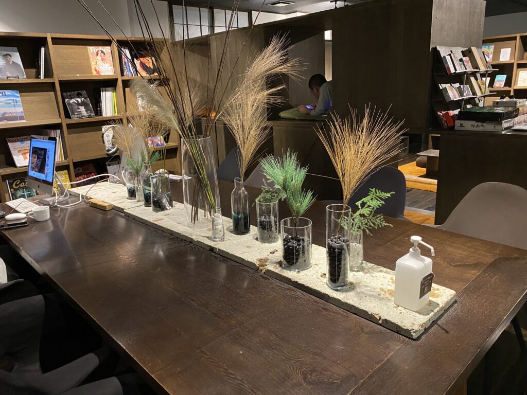 植物が並んだテーブル席